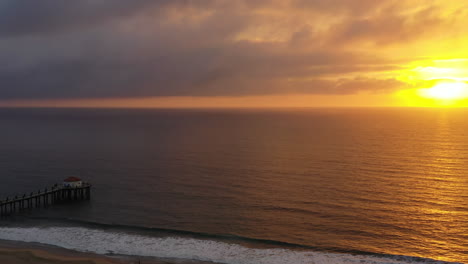 Dramatischer-Sonnenuntergang-Am-Manhattan-Beach-Pier-In-Kalifornien,-USA