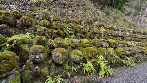 Überwuchertes-Moos-Und-Flechten-In-Rakan-Steinskulpturen-Am-Otagi-Nenbutsu-ji-Tempel-In-Arashiyama,-Kyoto,-Japan
