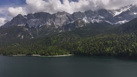 Schweben-über-Dem-Eibsee-In-Grainau,-Deutschland,-Vor-Der-Kulisse-Atemberaubender-Berge