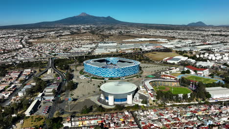 Drone-approaching-the-Estadio-Cuauhtémoc-Stadium,-sunny-day-in-Puebla,-Mexico