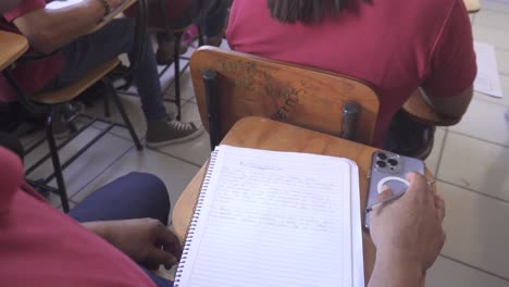 Nahaufnahme-Eines-Mannes-Im-Klassenzimmer-Einer-öffentlichen-Schule-In-Einem-Armen-Stadtgebiet-Von-Honduras