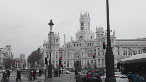 Weite-Aufnahme-Der-Fassade-Des-Berühmten-Cybele-Palastes-Im-Stadtzentrum-Von-Madrid,-Spanien