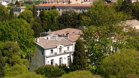 Toma-Aérea-De-Establecimiento-De-Una-Mansión-Cerca-De-Las-Iglesias-En-El-Centro-De-Montpellier.