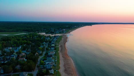 Luftaufnahme-Eines-Wunderschönen-Sonnenaufgangs-Am-Strand-In-Saco,-Maine,-Mit-Ferienhäusern-Und-Farben,-Die-Sich-In-Den-Meereswellen-Entlang-Der-Atlantikküste-Von-Neuengland-Spiegeln