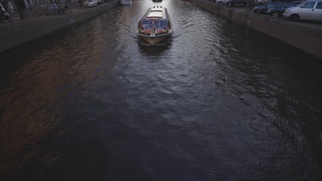 Barcos-Turísticos-Bellamente-Diseñados-Que-Llevan-A-La-Gente-De-Gira-Por-El-Canal-En-Amsterdam,-Países-Bajos