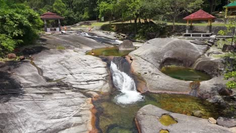 La-Gente-Se-Relaja-En-La-Cascada-De-Siete-Pozos.