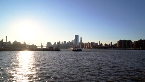 Ferry-Acercándose-A-La-Estación-De-Ferry-En-Williamsburg