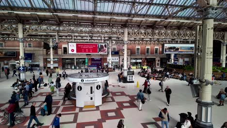 Mit-Blick-Auf-Pendler,-Die-Morgens-Durch-Die-Bahnhofshalle-Des-Londoner-Victoria-Bahnhofs-Laufen