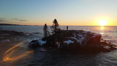 Wunderschöner-Sonnenuntergang-Spiegelt-Sich-Im-Lake-Superior-Und-Dem-Berühmten-Gewölbten-Felsen-Am-Hollow-Rock