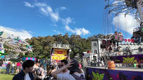 Große-Menschenmenge-Beim-Paniyiri-Greek-Festival-In-Brisbane,-Australien,-Genießt-Thrill-Riders