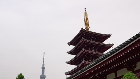 POV-Caminando-Junto-Al-Santuario-Sensoji-En-Asakusa-Con-El-Skytree-De-Tokio-En-La-Distancia