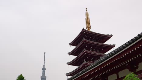 POV-Spaziergang-Neben-Dem-Sensoji-Schrein-In-Asakusa-Mit-Dem-Tokyo-Skytree-In-Der-Ferne