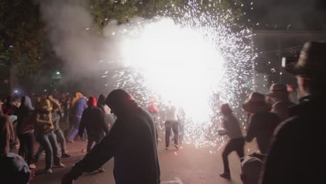 Traditionelle-Katalanische-Correfocs-Laufen-Zur-Feier-Mit-Feuerwerk-Und-Menschen,-Die-Wie-Dämonen-In-Spanien-Verkleidet-Sind