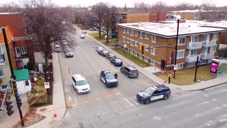 Polizeiautos-Auf-Der-Straße-Im-Viertel-In-Montreal,-Quebec,-Kanada