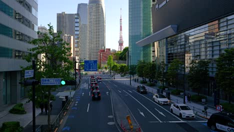 Typische-Tokio-Ansicht-Mit-Straßenverkehr-Und-Tokyo-Tower-In-Der-Ferne