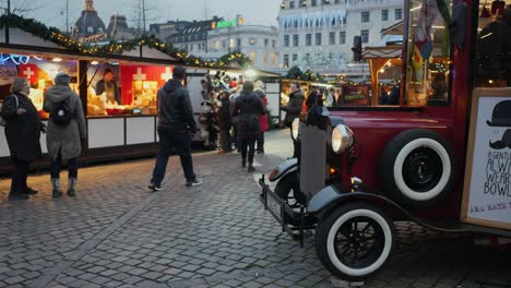 Menschen-Wachen-Auf-Dem-Weihnachtsmarkt-Am-Kongens-Nytorv-In-Kopenhagen-Auf