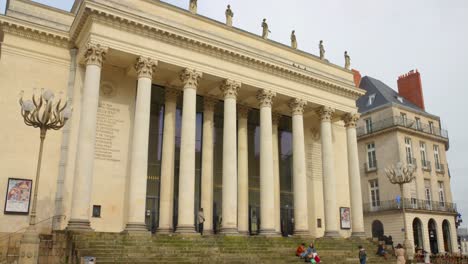 Sitio-De-Entrada-Del-Teatro-Graslin-Con-Gigantescas-Columnas-Y-Estatuas-En-El-Techo