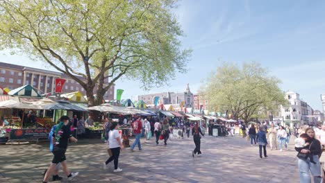 Gente-Ocupada-Comprando-Y-Viajando-En-La-Plaza-Del-Mercado-De-La-Ciudad-De-Norwich.