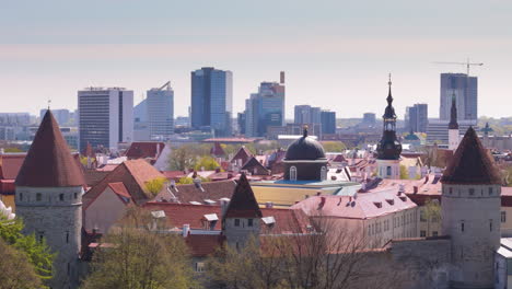 Las-Torres-Rodean-El-Casco-Antiguo-De-Tallin-Con-Rascacielos-En-El-Horizonte.