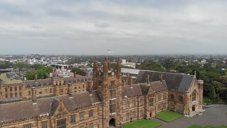 Vista-Aérea-De-La-Entrada-Principal-Y-Alrededores-De-La-Universidad-De-Sydney.