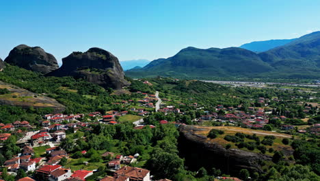 Drones-Aéreos-Vuelan-La-Formación-Rocosa-De-Meteora-En-El-Paisaje-Natural-Del-Pueblo-De-Grecia