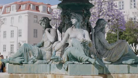 Nahaufnahme-Der-Nackten-Meerjungfrau-Statuen-Und-Brunnen-Am-Rossio-Platz-An-Einem-Sonnigen-Tag-In-Lissabon,-Portugal