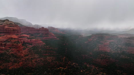 Bewölkter-Himmel-über-Den-Roten-Felsen-In-Sedona,-Arizona,-USA---Drohnenaufnahme