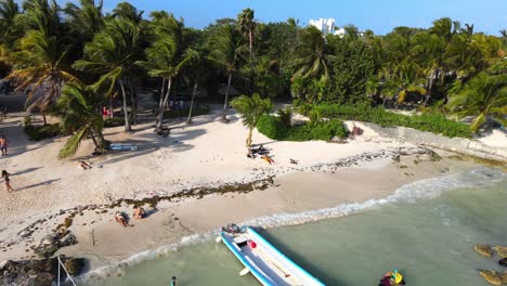 Disfrutando-De-Una-Tarde-Soleada-A-Orillas-De-La-Playa-De-Akumal