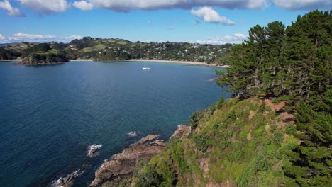 Vista-Lejana-Del-Asentamiento-Costero-De-Palm-Beach-En-La-Isla-Waiheke,-Nueva-Zelanda