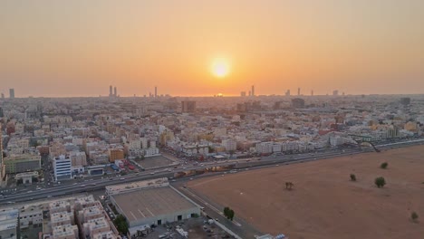 Dramatische-Luftaufnahme-Der-Stadt-Dschidda-Bei-Sonnenuntergang-In-Saudi-Arabien-Zur-Hauptverkehrszeit