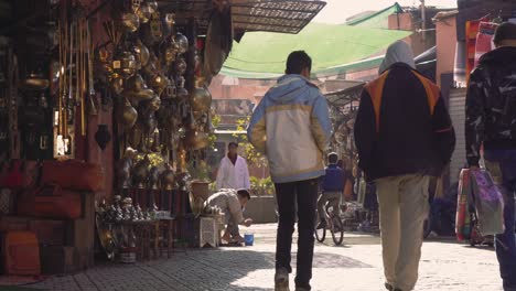 4k-UHD-Szene-Traditioneller-Marokkaner-Auf-Dem-Markt-Der-Alten-Marokkanischen-Stadt-Marrakesch-Mit-Geschäften-Lokaler-Händler-Und-Kaufleute-In-Den-Engen-Gassen