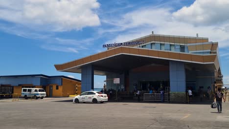 Außenansicht-Des-Passagierterminals-Im-Hafen-Von-Cebu-City-An-Einem-Sonnigen-Tag,-Philippinen