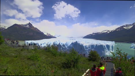 Tourists-watching-Perito-Moreno-glacier-from-a-viewpoint-in-Patagonia