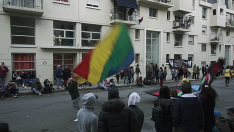 Hombres-Ondeando-Banderas-En-Un-Desfile-Por-Las-Calles-De-Montevideo,-Uruguay