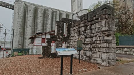Ruinenmauer-Des-Militärgefängnisses-Alton-In-Alton,-Illinois,-Nationales-Register-Historischer-Orte