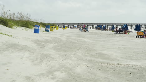 Wind-Verwehten-Sand-Mit-Menschen-Am-Strand-Mittags,-Statische-Breite