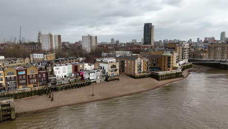 Bunte-Wohnungen-Wapping-London-Großbritannien-Riverside-Apartments-Drohne,-Luftaufnahme