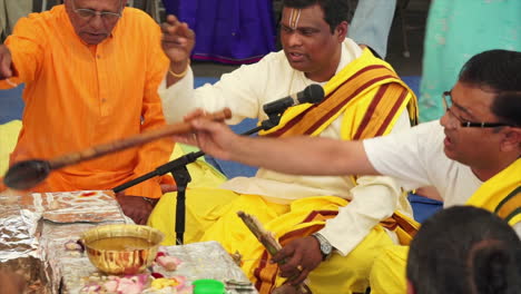 Un-Sacerdote-Hindú-Coloca-Una-Ofrenda-Religiosa-De-Ghee-En-Un-Fuego-Ritual.