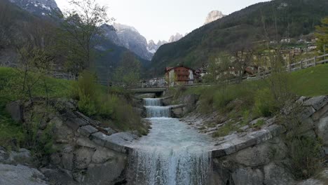 Corriente-De-Agua-De-Molveno-En-La-Región-De-Trentino-De-Italia