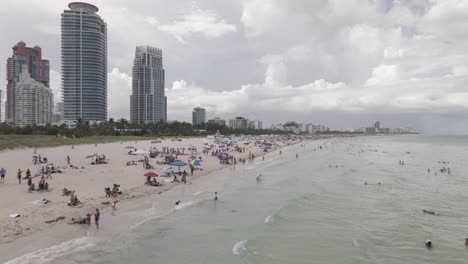 Strandbesucher-Am-South-Beach-Von-Miami-In-Niedriger-Luftaufnahme-Vom-Steinernen-Wellenbrecher