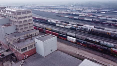 Toma-Aérea-Que-Revela-El-Centro-De-Transporte-Ferroviario-En-El-área-De-Ogden-En-Calgary.