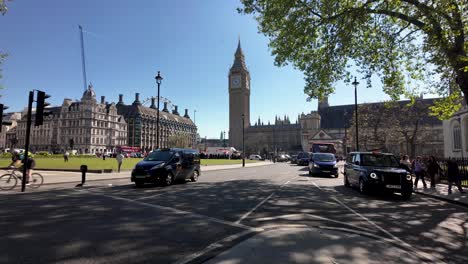 Sonniger-Morgen-Im-Parliament-Square-Garden,-Mit-Vorbeifahrendem-Verkehr-In-Westminster