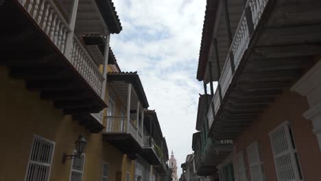 Calle-Con-Hermosos-Edificios-Coloniales-En-La-Ciudad-Vieja-De-Cartagena,-Colombia,-Estableciendo