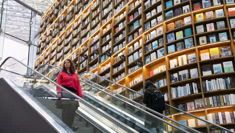 Mujer-Montando-Escaleras-Mecánicas-En-La-Biblioteca-Starfield-Dentro-Del-Centro-Comercial-Coex-En-Seúl,-Corea-Del-Sur