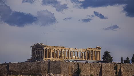 Lapso-De-Tiempo-De-Nubes-Moviéndose-Sobre-El-Partenón-Turístico,-En-La-Soleada-Atenas,-Grecia