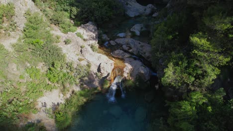 Arroyo-De-Montaña-Y-Cascadas-De-Vistosas-Aguas-Color-Turquesa