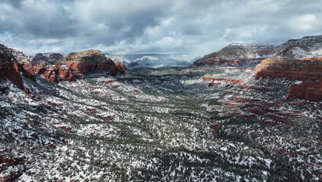Snow-Covered-Nature-Landscape-Over-Sedona-And-Red-Rocks-In-Arizona,-United-States