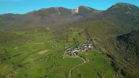 Pintorescas-Montañas-De-Ancares-Y-Pueblo-De-Piornedo-En-España---Toma-Aérea-De-Drones