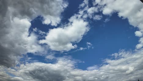 Wolken-Im-Zeitraffer,-Blauer-Himmel,-Weiße-Wolken