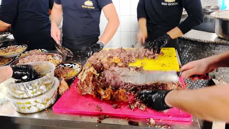Los-Cocineros-Están-Cortando-Carne-De-Plov-Para-Servir,-Tashkent,-Uzbekistán
